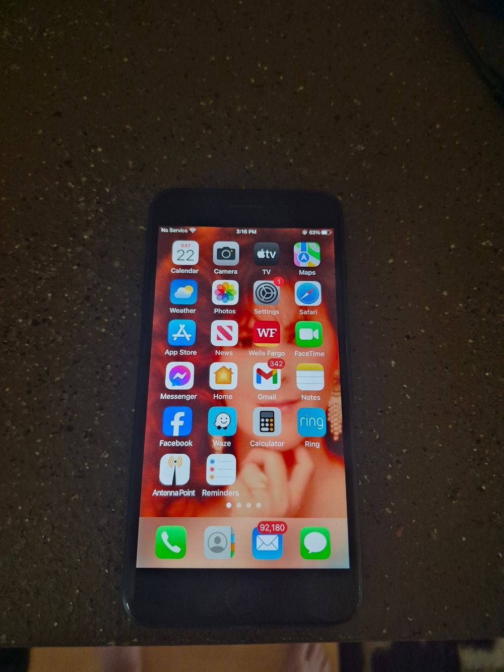 Apple iPhone 7. Unlocked. Works Great. Includes Otter Box Cover - Picture 4 of 7